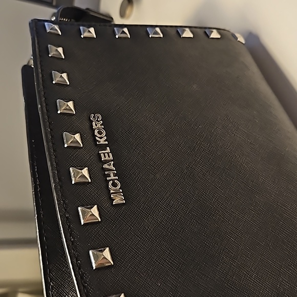 Michael Kors Selma Stud Crossbody bag. - Picture 6 of 8